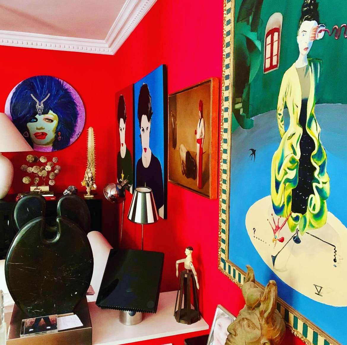 El hombre en la imagen parece estar cubierto en algo parecido a un sumo o harapee y está en una posición como de sumo. Había un avión detrás de él.